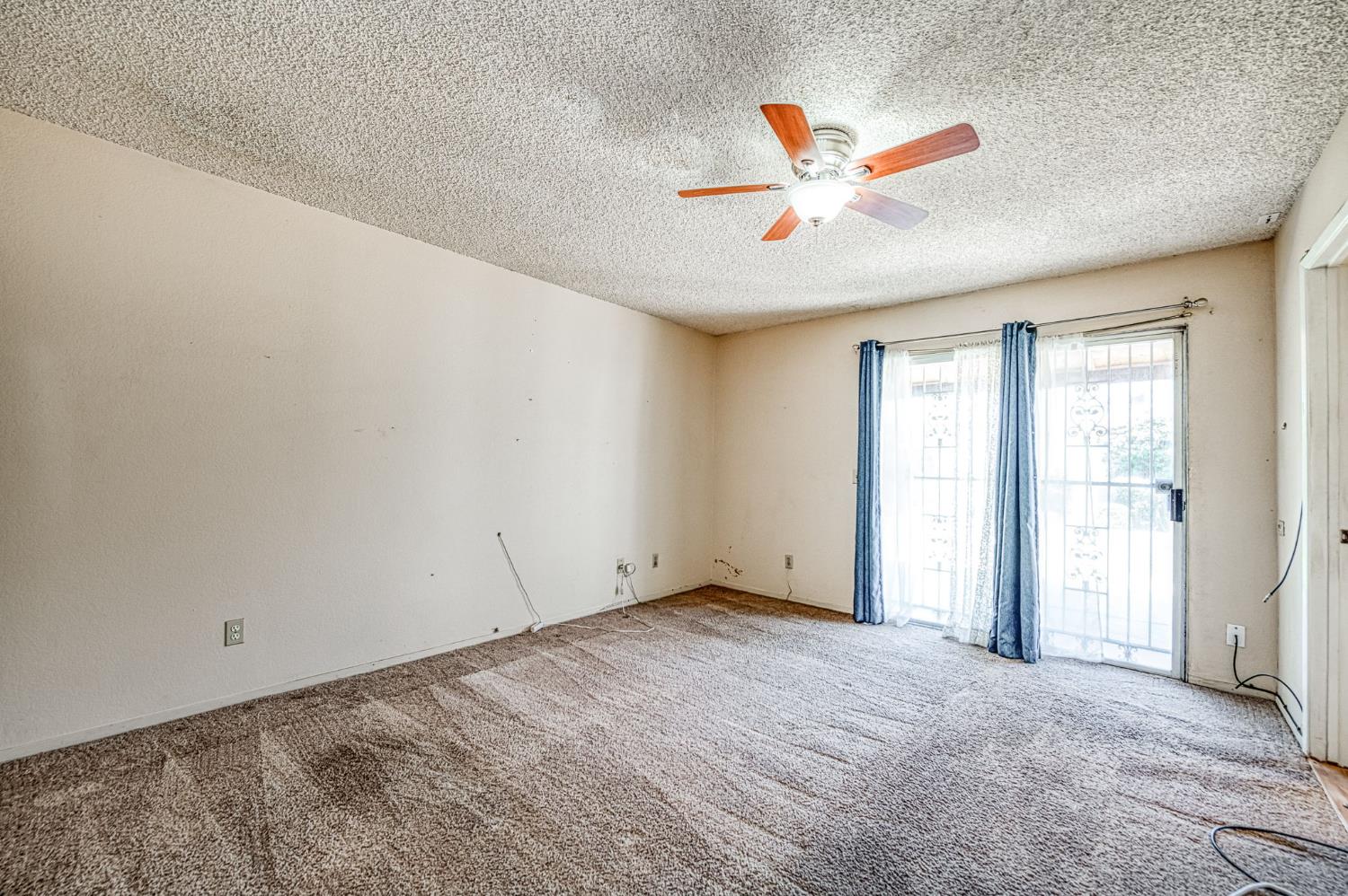491 West Indianapolis Avenue Clovis, CA 93612 - Photo 21 of 32 a view of an empty room with window