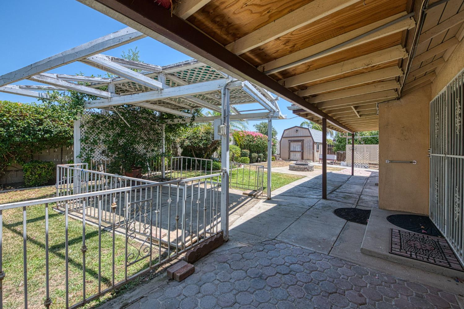 491 West Indianapolis Avenue Clovis, CA 93612 - Photo 24 of 32 a view of a porch with furniture
