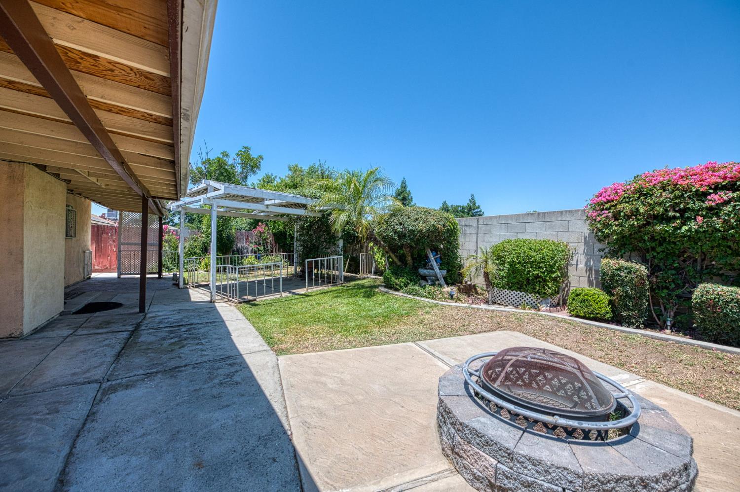 491 West Indianapolis Avenue Clovis, CA 93612 - Photo 25 of 32 a view of a backyard with sitting area