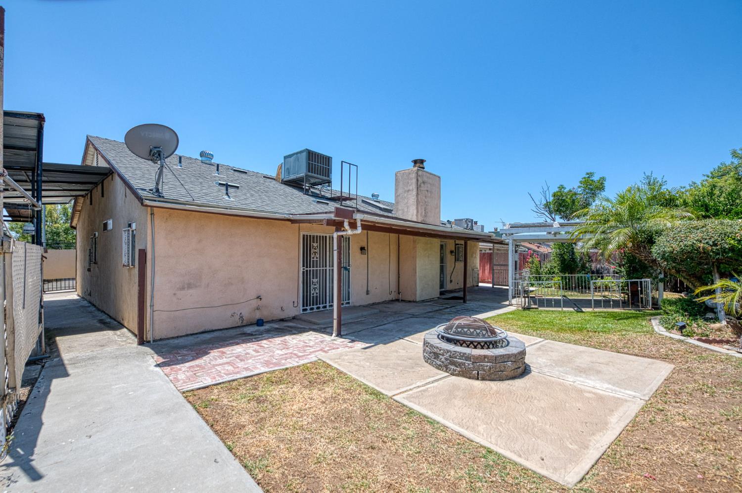 491 West Indianapolis Avenue Clovis, CA 93612 - Photo 26 of 32 a front view of a house with garden