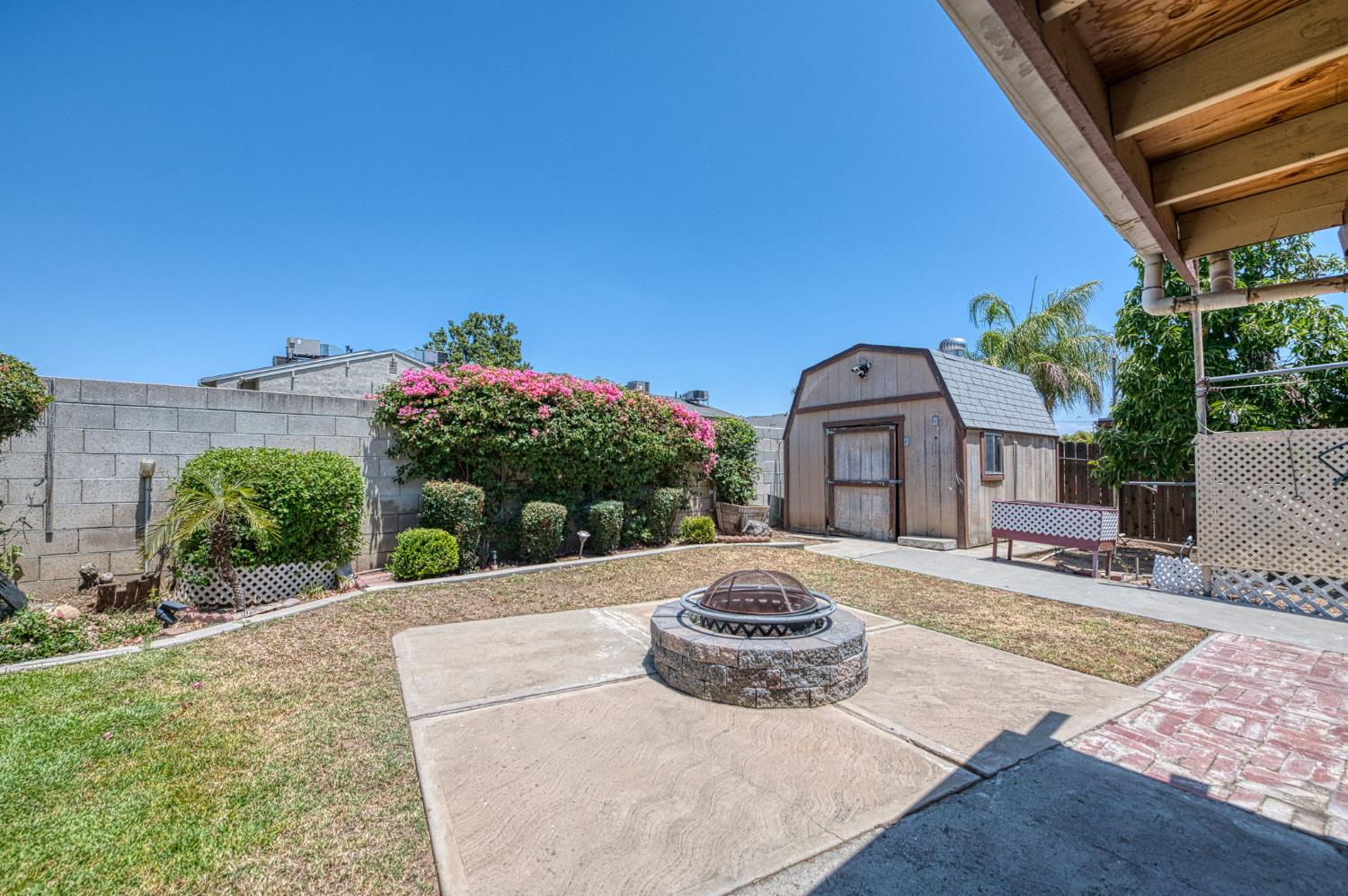 491 West Indianapolis Avenue Clovis, CA 93612 - Photo 28 of 32 a front view of a house with a yard