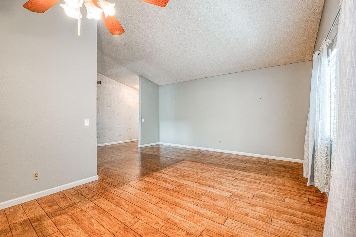 491 West Indianapolis Avenue Clovis, CA 93612 - Photo 5 of 32 a view of an empty room and window