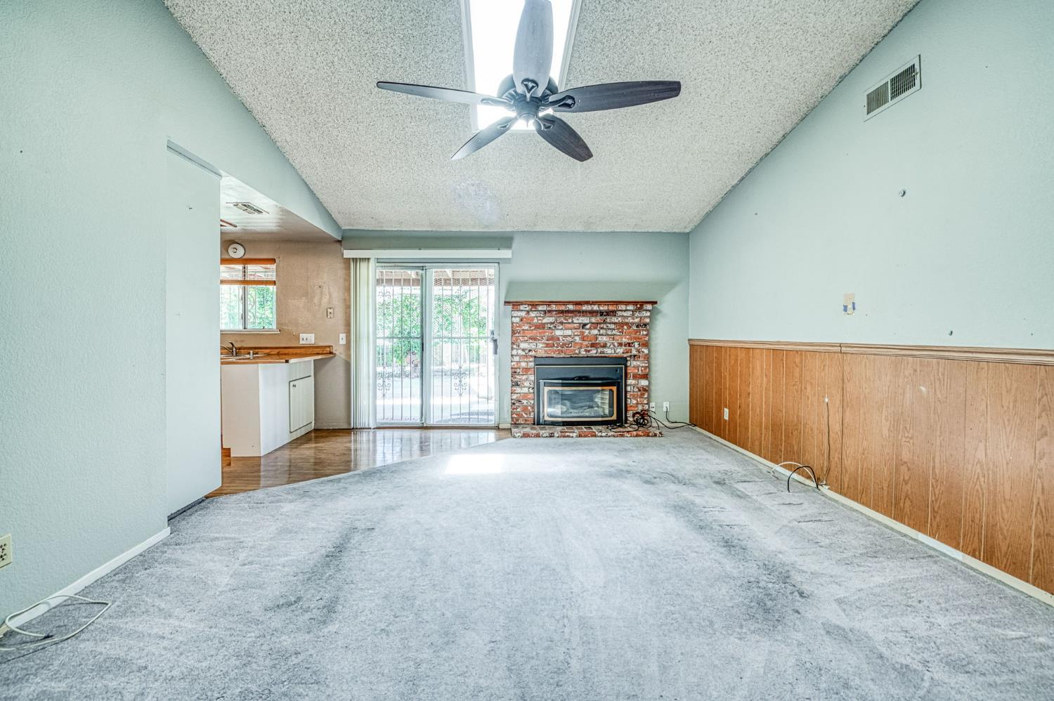 491 West Indianapolis Avenue Clovis, CA 93612 - Photo 6 of 32 en empty room with windows and fireplace