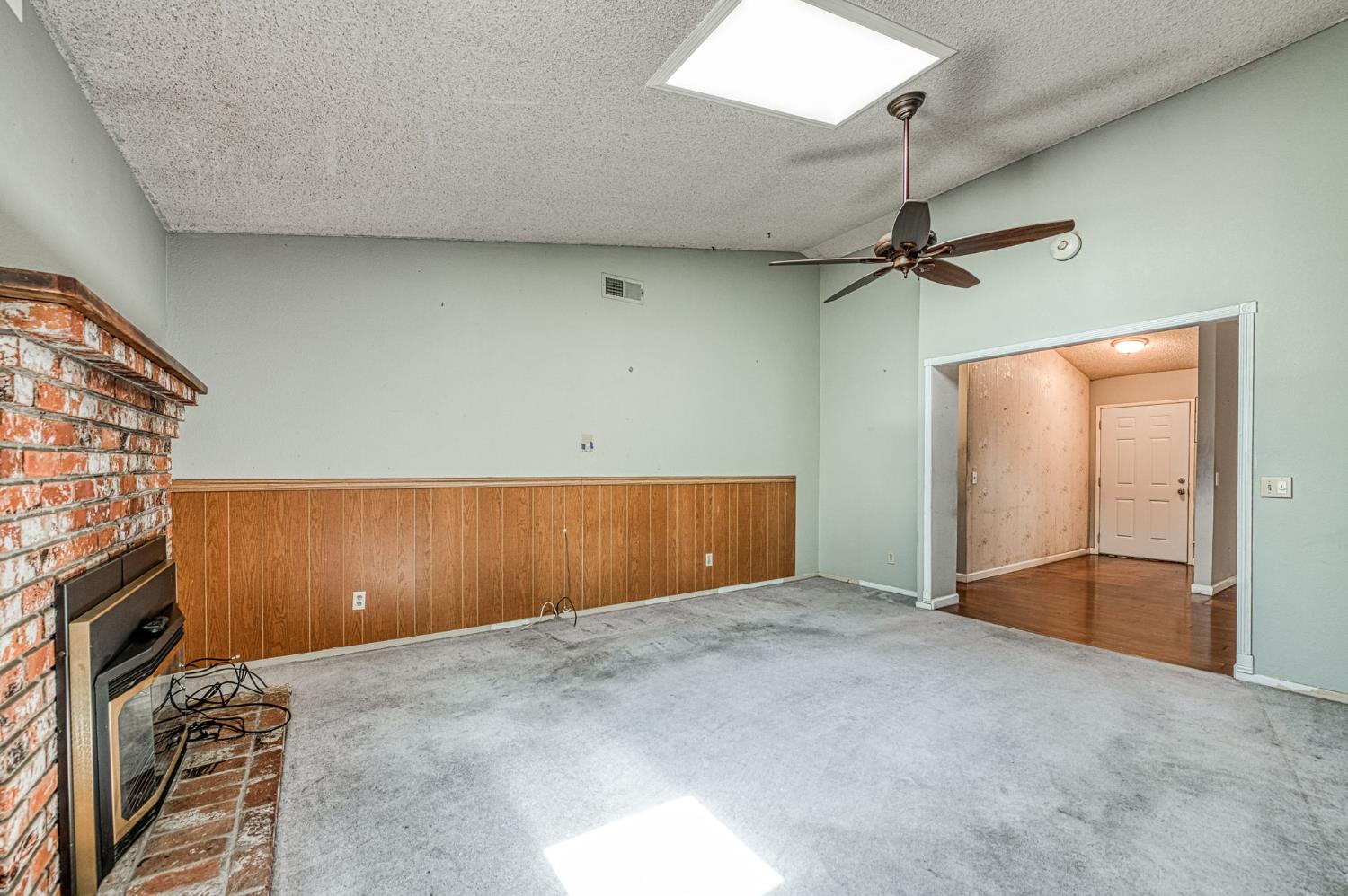491 West Indianapolis Avenue Clovis, CA 93612 - Photo 8 of 32 an empty room with windows