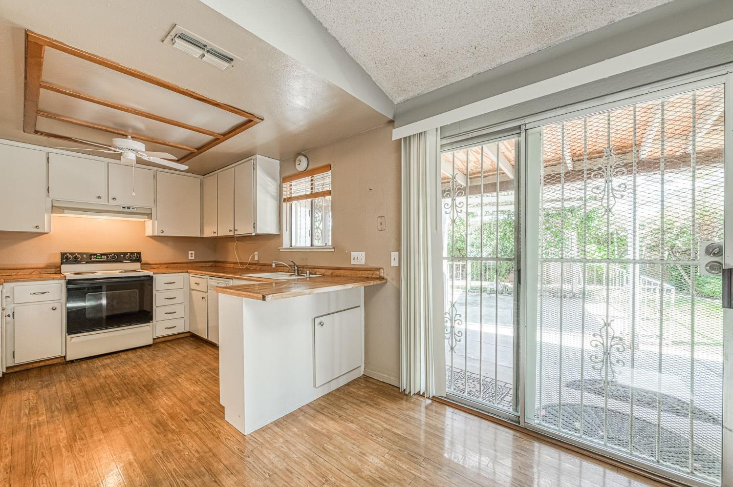 491 West Indianapolis Avenue Clovis, CA 93612 - Photo 9 of 32 a kitchen with stainless steel appliances granite countertop a stove and a sink