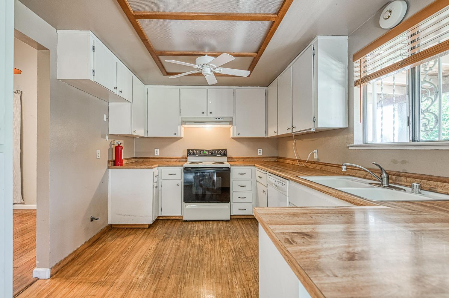 491 West Indianapolis Avenue Clovis, CA 93612 - Photo 10 of 32 a kitchen with granite countertop a stove a sink and a refrigerator