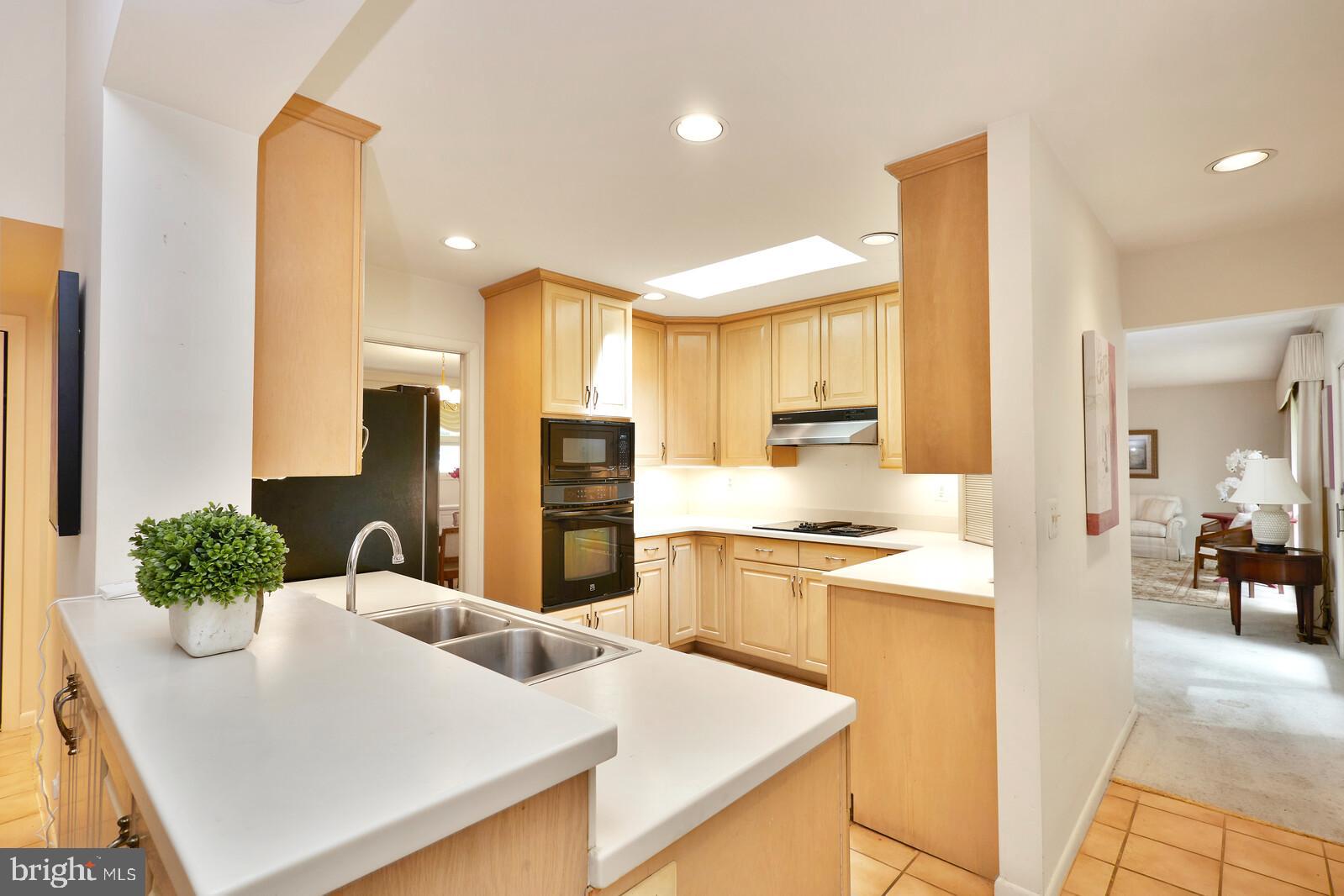 8300 Kingsgate Road Potomac, MD 20854 - Photo 15 of 51 Kitchen