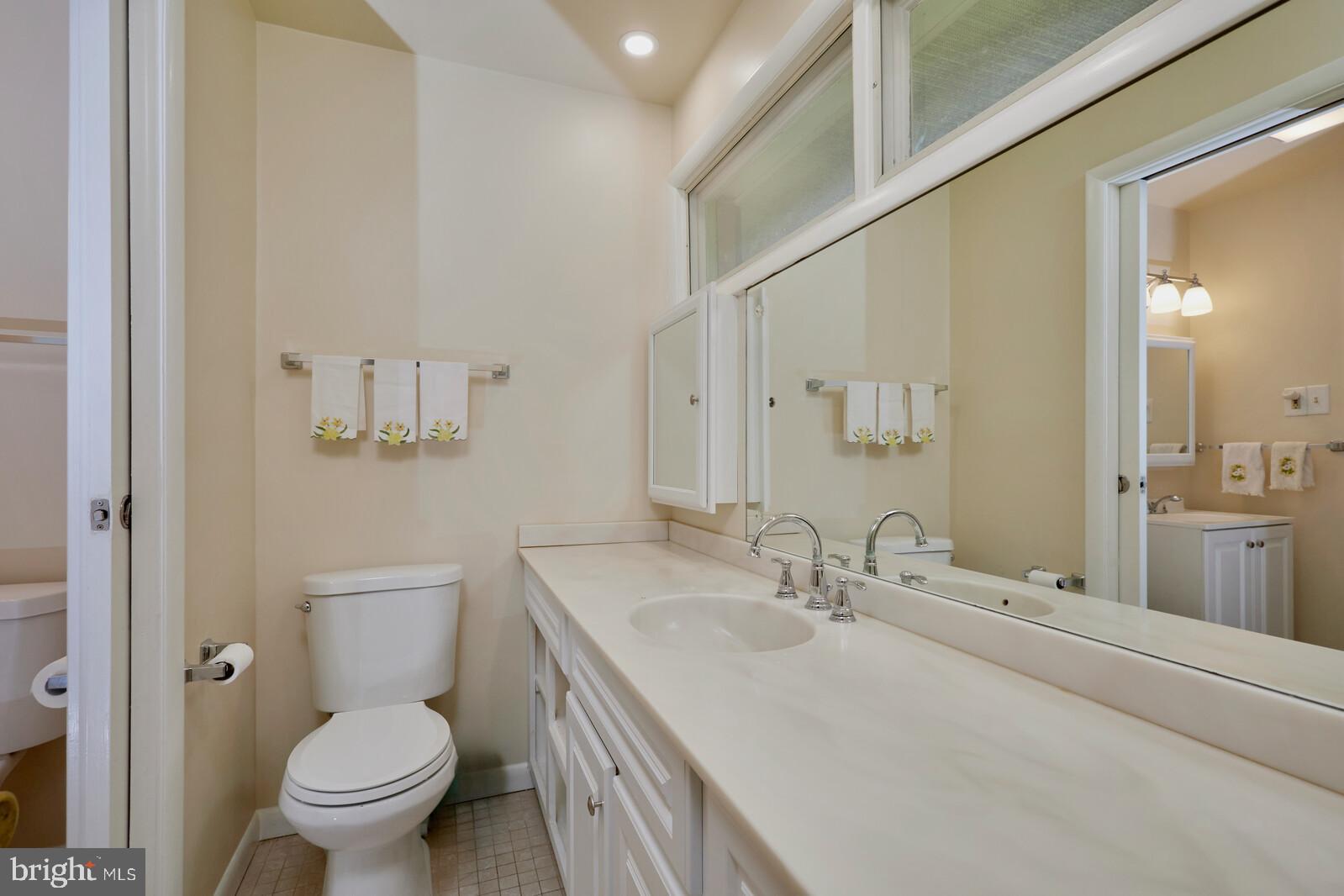 8300 Kingsgate Road Potomac, MD 20854 - Photo 27 of 51 Bath