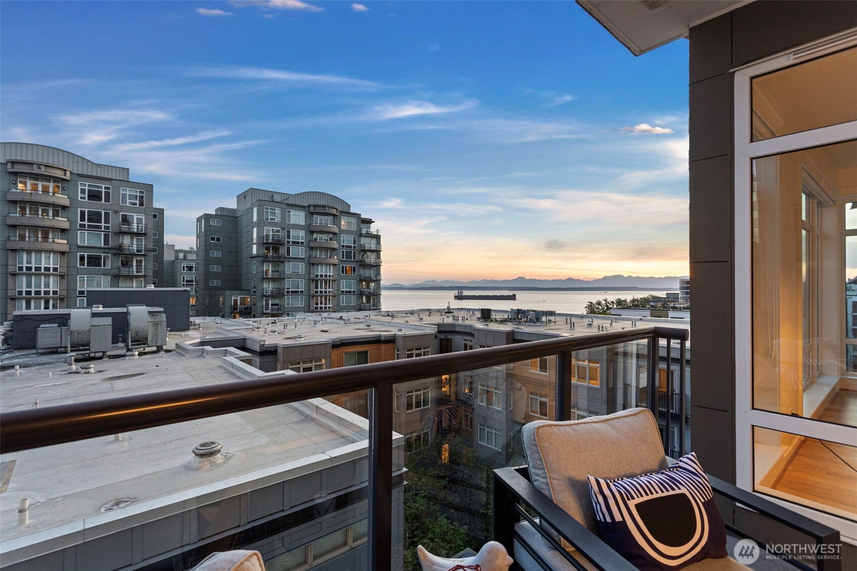 2801 1st Avenue, Unit 401 Seattle, WA 98121 - Photo 14 of 38