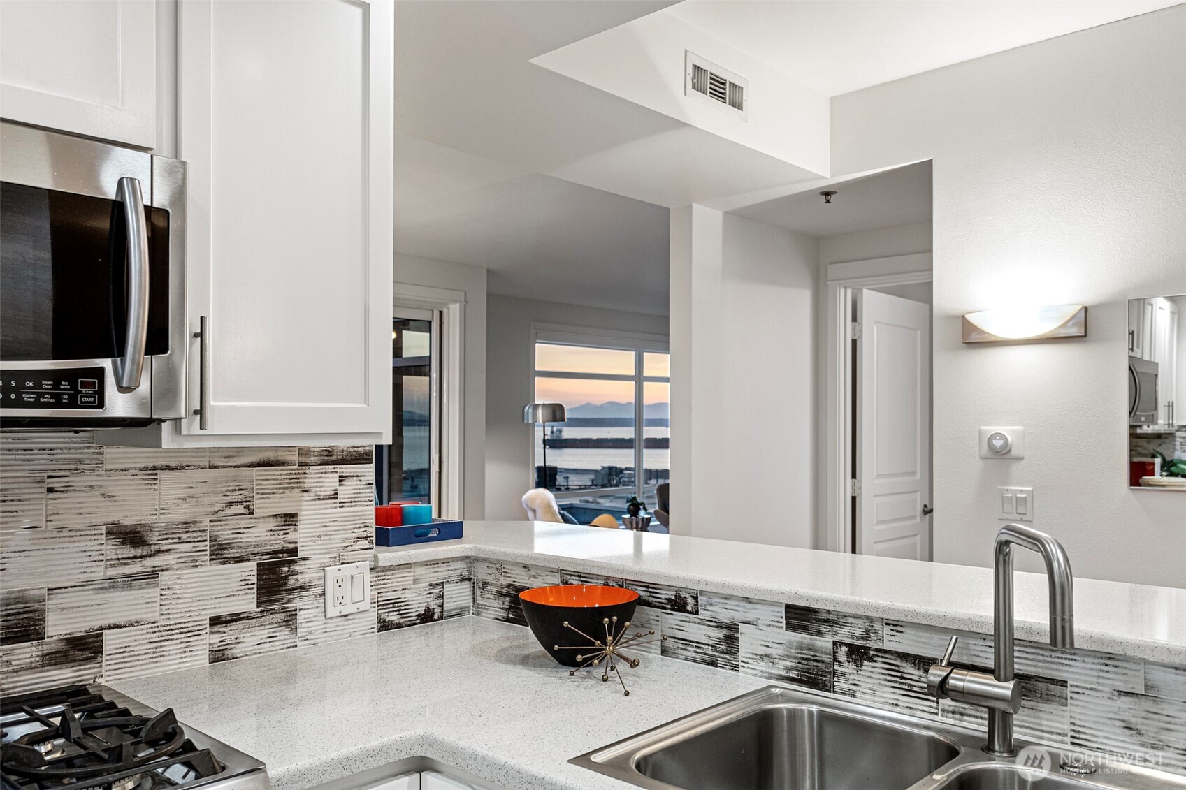 2801 1st Avenue, Unit 401 Seattle, WA 98121 - Photo 18 of 38