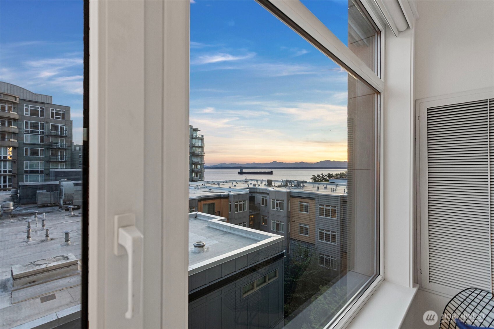 2801 1st Avenue, Unit 401 Seattle, WA 98121 - Photo 23 of 38