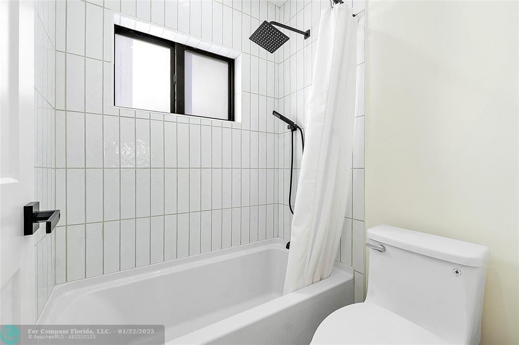 3540 Northeast 28th Avenue Lighthouse Point, FL 33064 - Photo 39 of 53 Jack and Jill bathroom