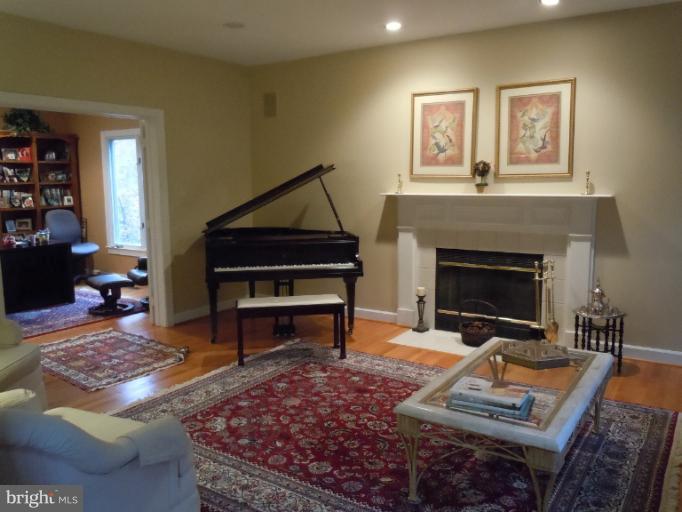 1304 Sawbridge Way Reston, VA 20194 - Photo 3 of 18 Living Room
