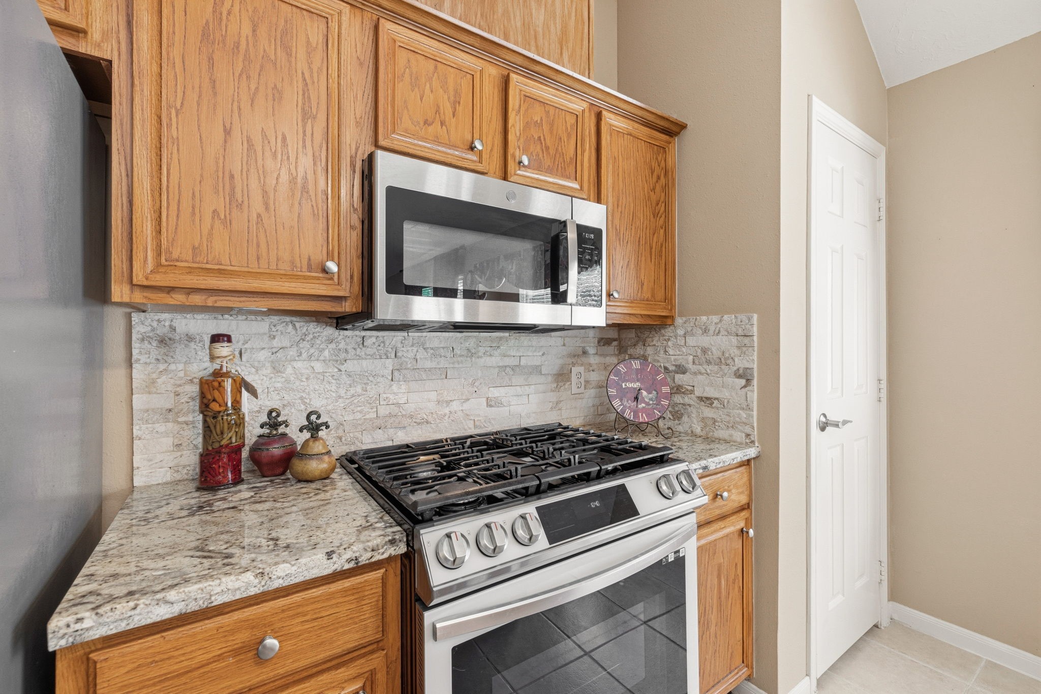 9109 Benwick Street Spring, TX 77379 - Photo 18 of 33 5-burner gas cooking