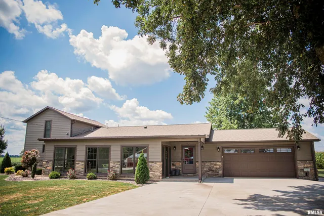 $529,000 | 1737 North 2250th Place, Mendon, IL 62351