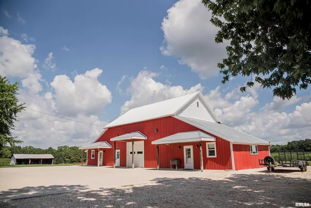 $529,000 | 1737 North 2250th Place, Mendon, IL 62351