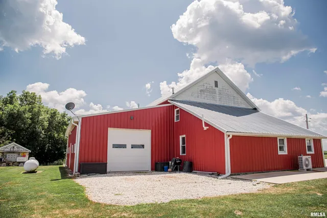 $529,000 | 1737 North 2250th Place, Mendon, IL 62351