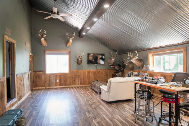 $529,000 | 1737 North 2250th Place, Mendon, IL 62351