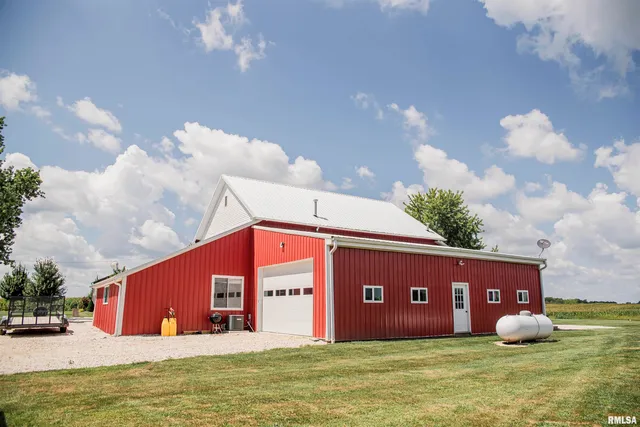 $529,000 | 1737 North 2250th Place, Mendon, IL 62351