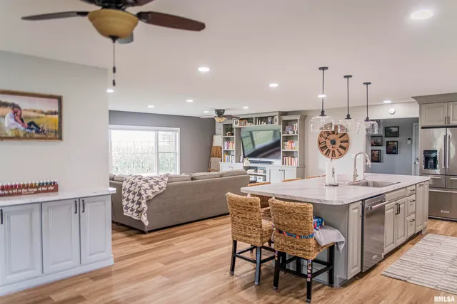 $529,000 | 1737 North 2250th Place, Mendon, IL 62351