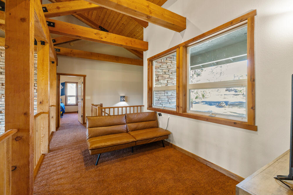 11750 Merganser Road Klamath Falls, OR 97601 - Photo 29 of 66 a living room with furniture and a window