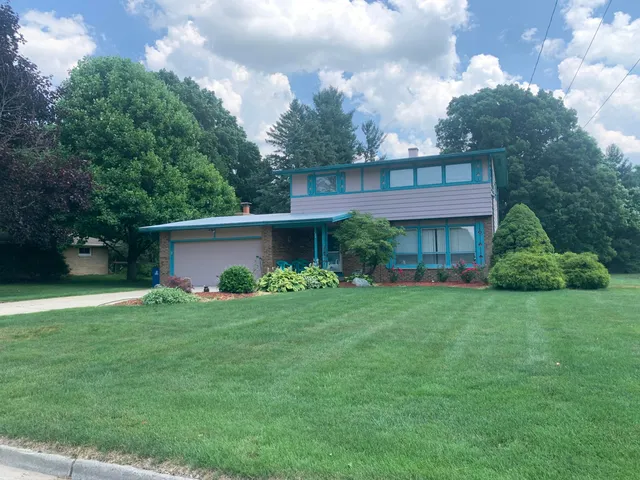 $294,500 | 130 Southwoods Avenue, Fremont, MI 49412