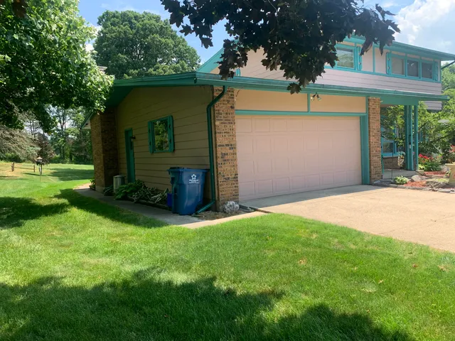 $294,500 | 130 Southwoods Avenue, Fremont, MI 49412