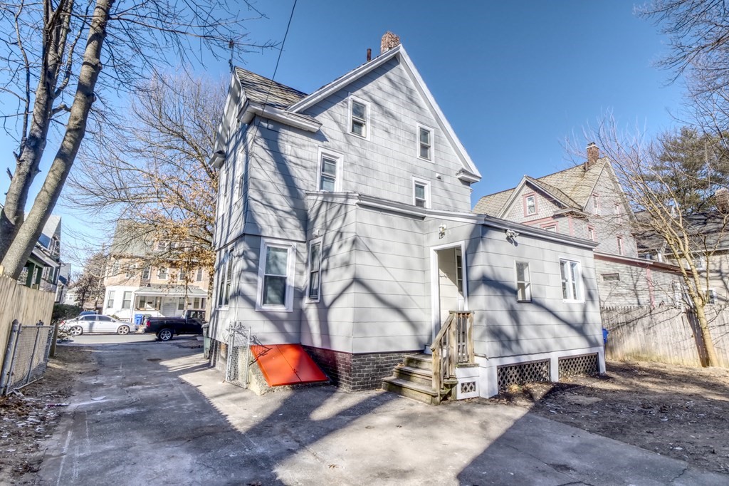 47 Forest Street Springfield, MA 01108 - Photo 3 of 31