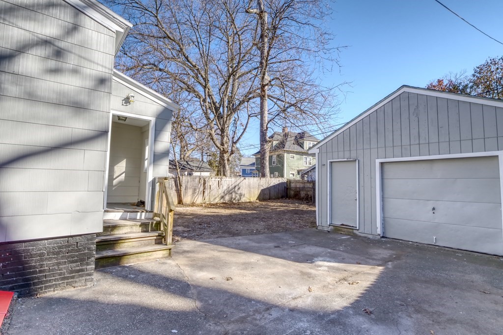 47 Forest Street Springfield, MA 01108 - Photo 4 of 31