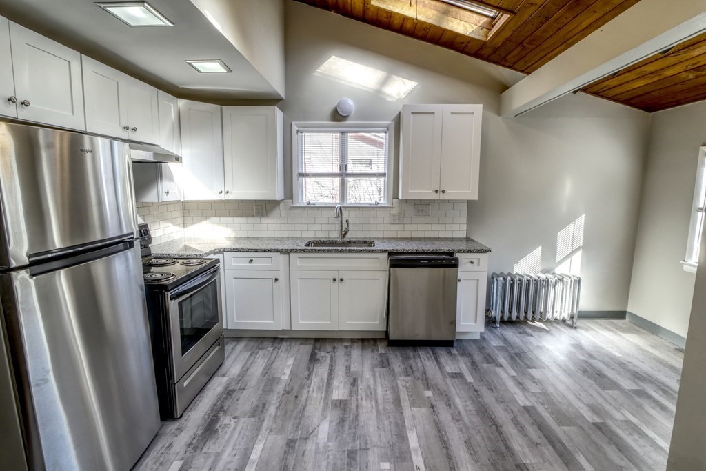 47 Forest Street Springfield, MA 01108 - Photo 8 of 31