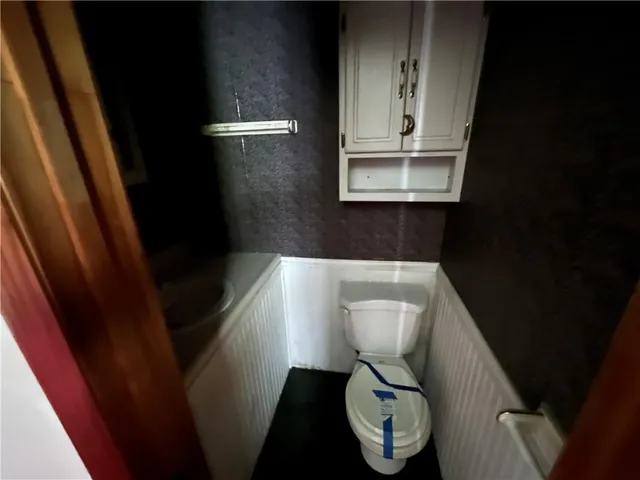 a bathroom with a toilet