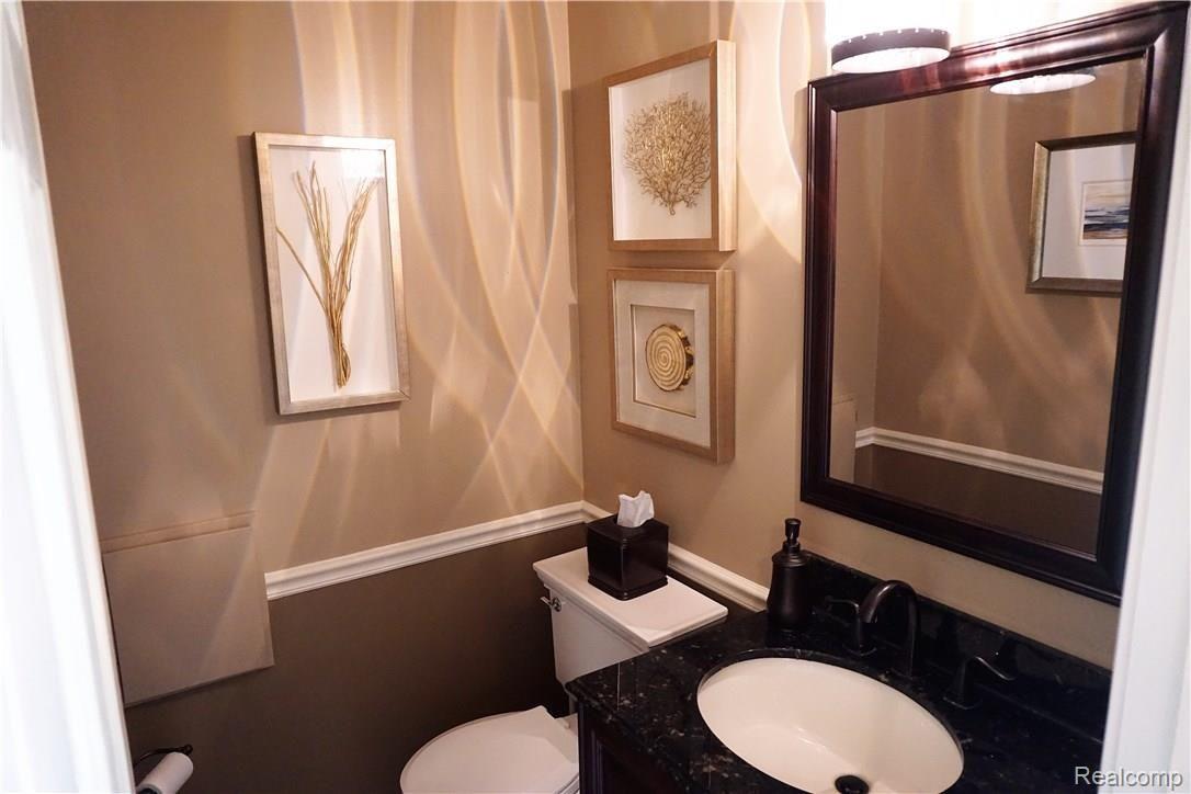 385 Beechview Drive Rochester, MI 48306 - Photo 29 of 56 Half Bathroom