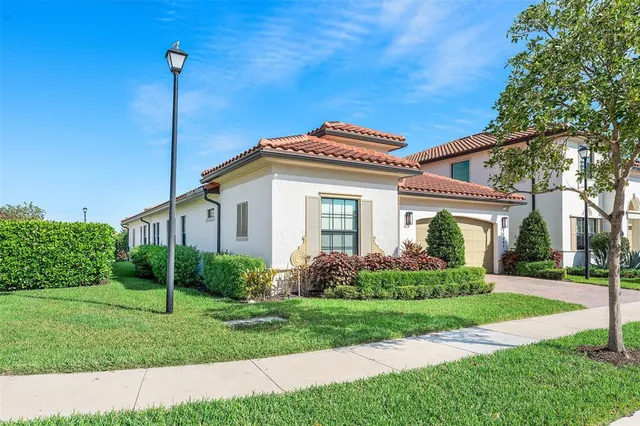 a view of a house with backyard and garden