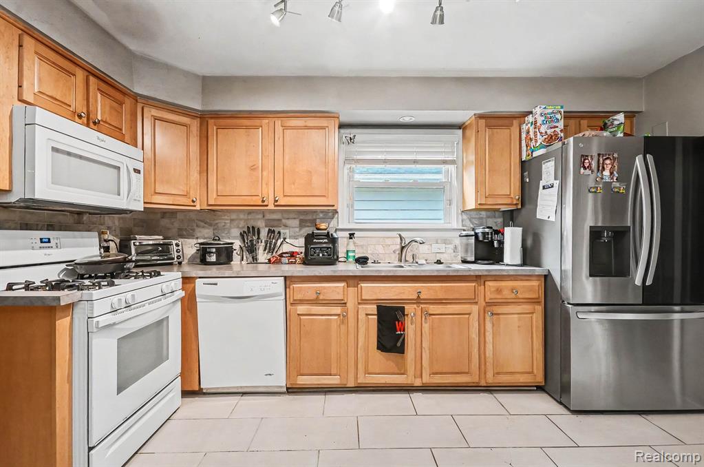 2126 Roslyn Road Grosse Pointe, MI 48236 - Photo 4 of 25