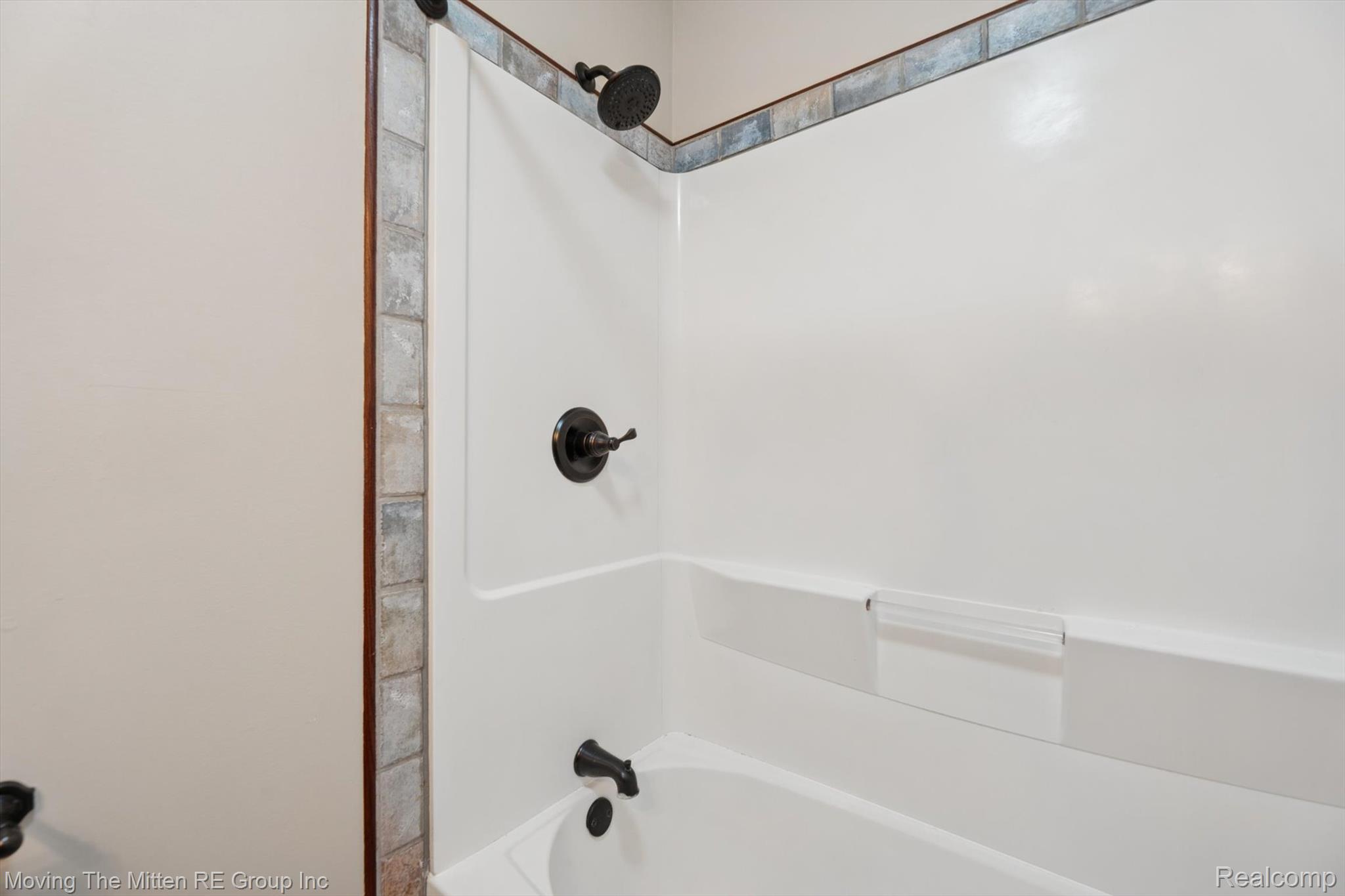 12000 Plank Road Milan, MI 48160 - Photo 24 of 49 Full bathroom with shower / bath combination