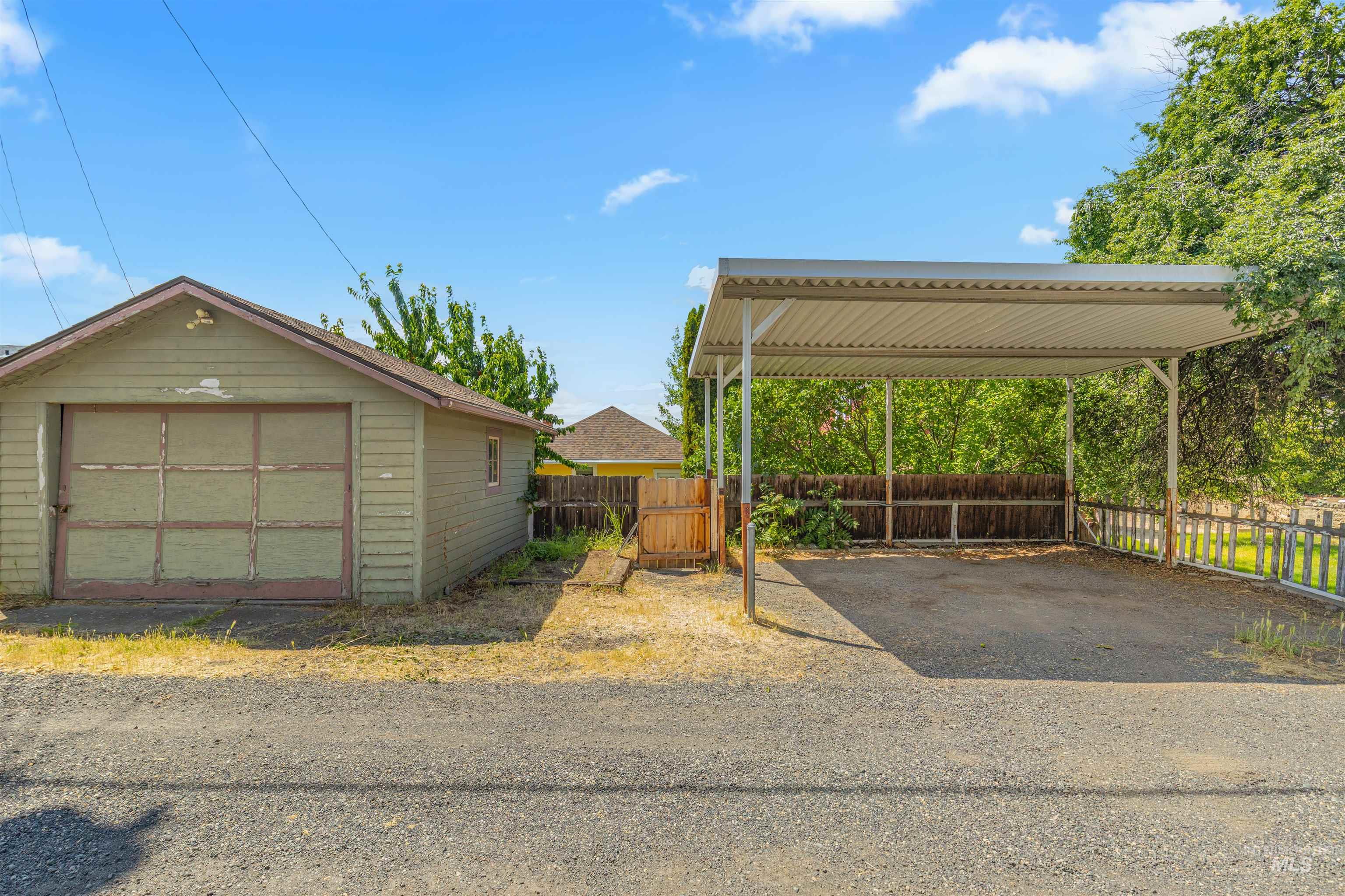 619 Prospect Avenue Lewiston, ID 83501 - Photo 33 of 37 Detached single-car garage featuring horizontal siding and a panel garage door