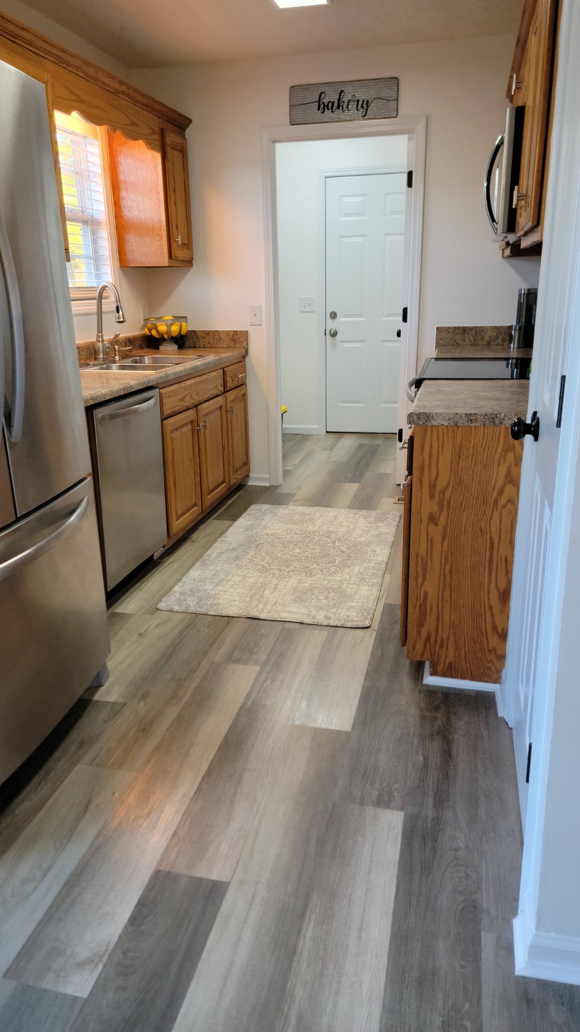 195 Rileys Bend Road Lynchburg, TN 37352 - Photo 6 of 32 a kitchen with granite countertop a stove and a refrigerator
