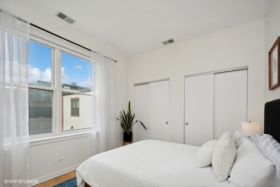 844 East 45th Street Chicago, IL 60653 - Photo 19 of 26 a bedroom with a bed and a window