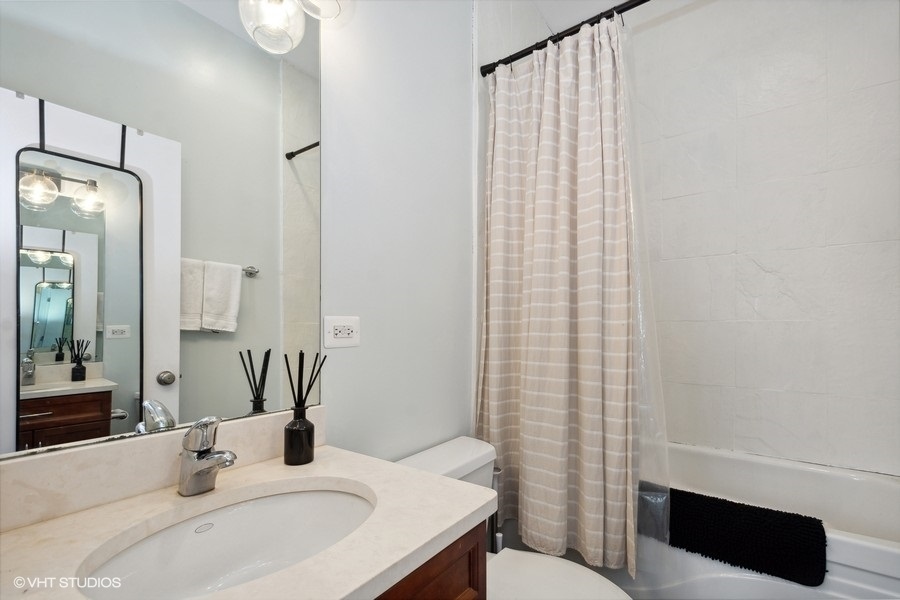 844 East 45th Street Chicago, IL 60653 - Photo 20 of 26 a bathroom with a sink and a mirror
