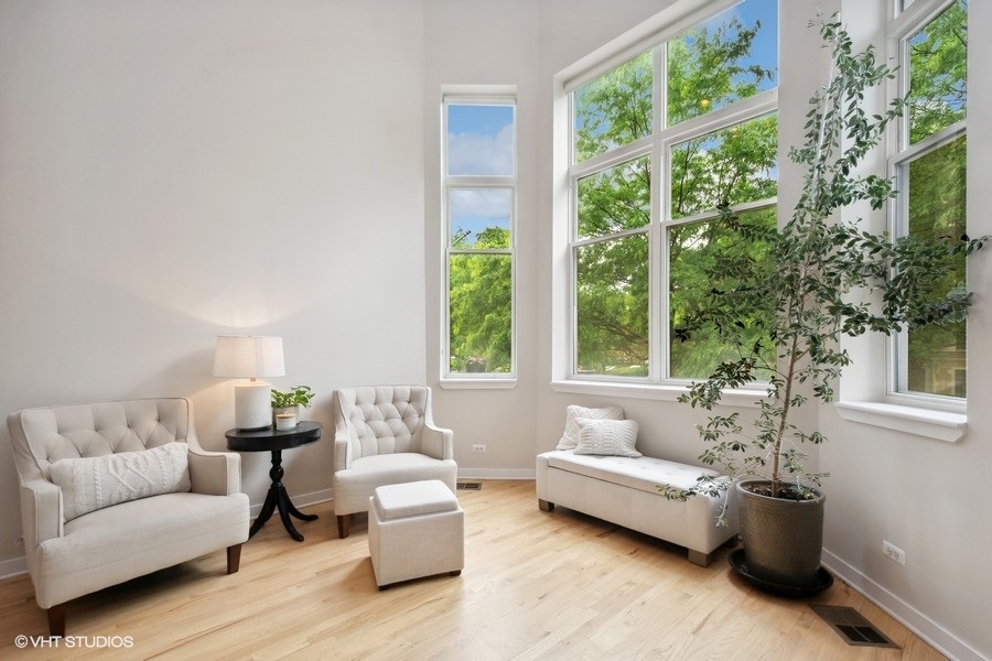 844 East 45th Street Chicago, IL 60653 - Photo 4 of 26 a living room with furniture and a large window