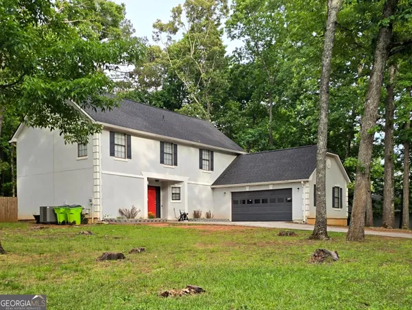 a view of a house with backyard and garden