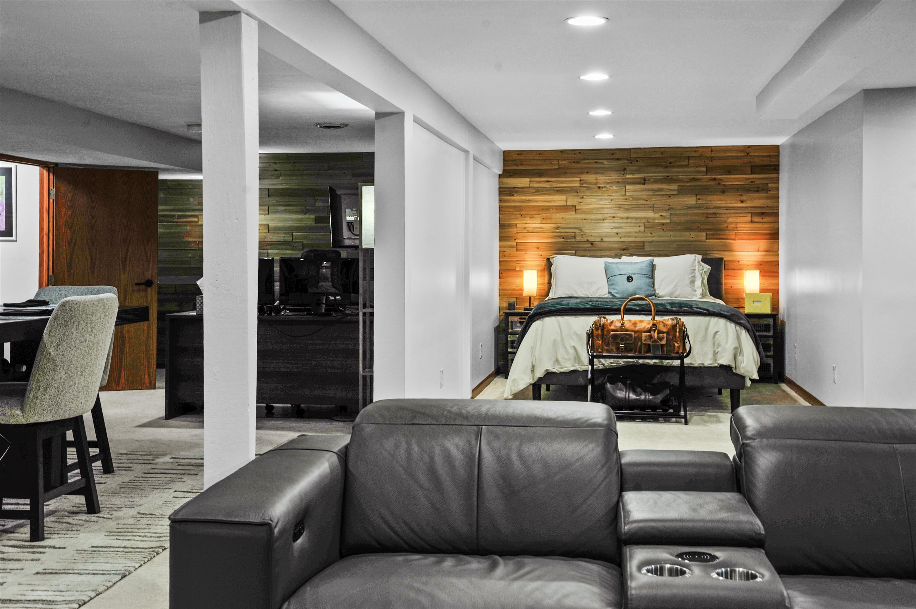 6442 Old Hunters Run Rockford, IL 61114 - Photo 31 of 38 a living room with furniture and a large window