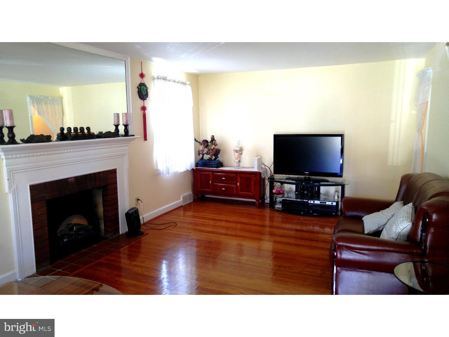 22 Johns Road Cheltenham, PA 19012 - Photo 5 of 21 Living Room