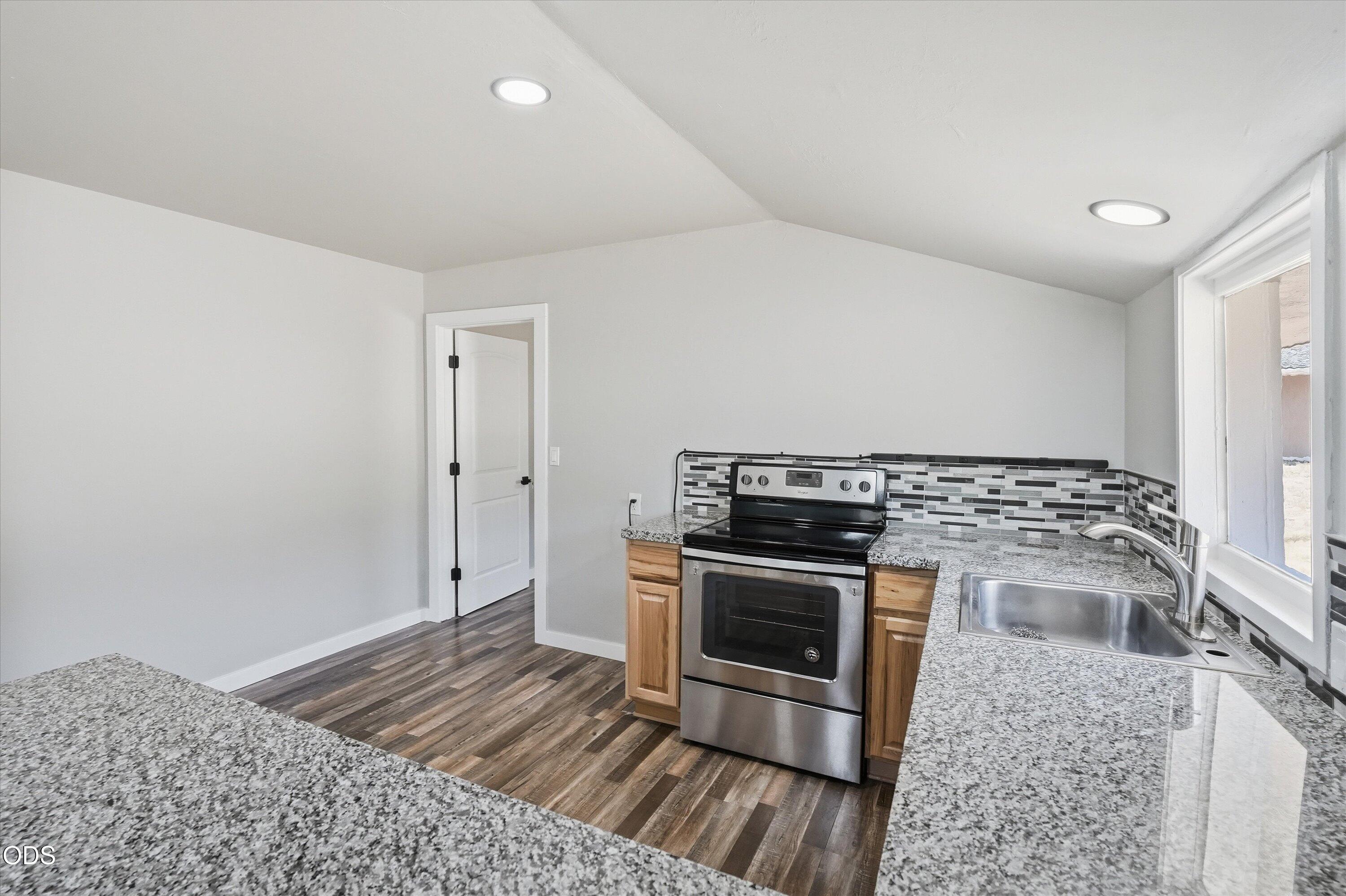 8960 North Applegate Road Grants Pass, OR 97527 - Photo 10 of 37