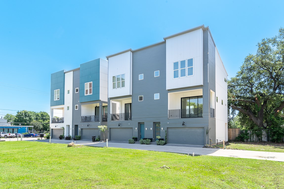 2414 D Canal Street Houston, TX 77003 - Photo 8 of 16 Clean lined / Contemporary, far unit on the right.