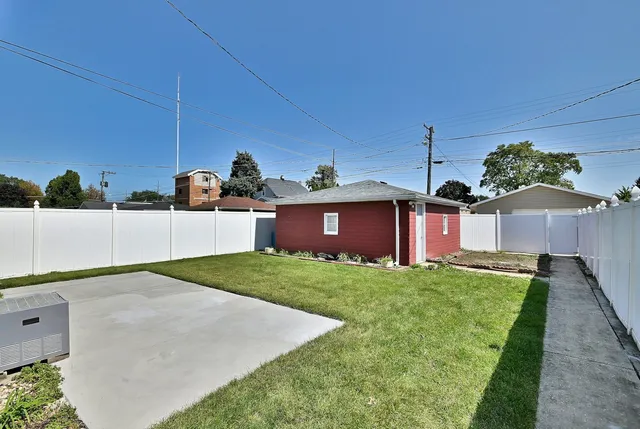 a view of a yard with an house