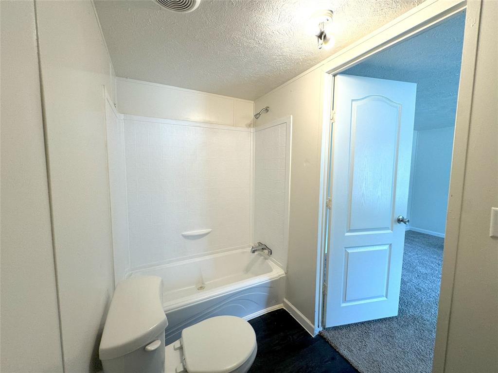 2087 Meadow Road Kerens, TX 75144 - Photo 13 of 28 a bathroom with a toilet a sink and a bathtub