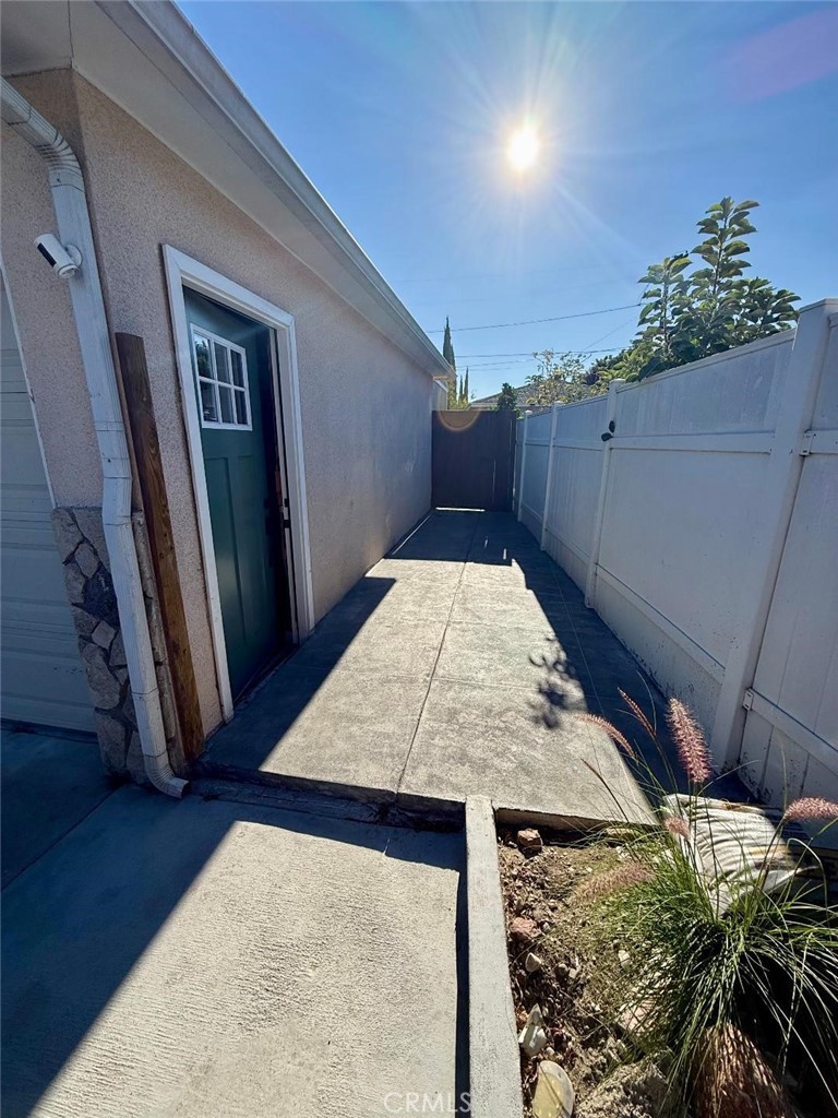 5055 North Raton Circle Long Beach, CA 90807 - Photo 37 of 42 a view of a hallway