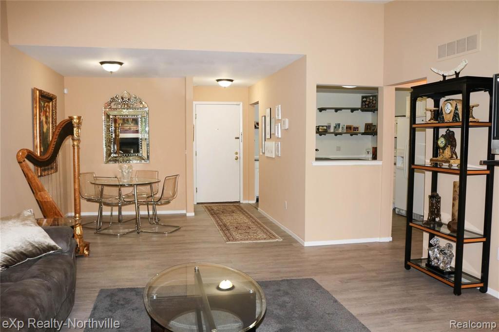 30594 Orchard Lake Road, Unit 49 Farmington Hills, MI 48334 - Photo 2 of 19