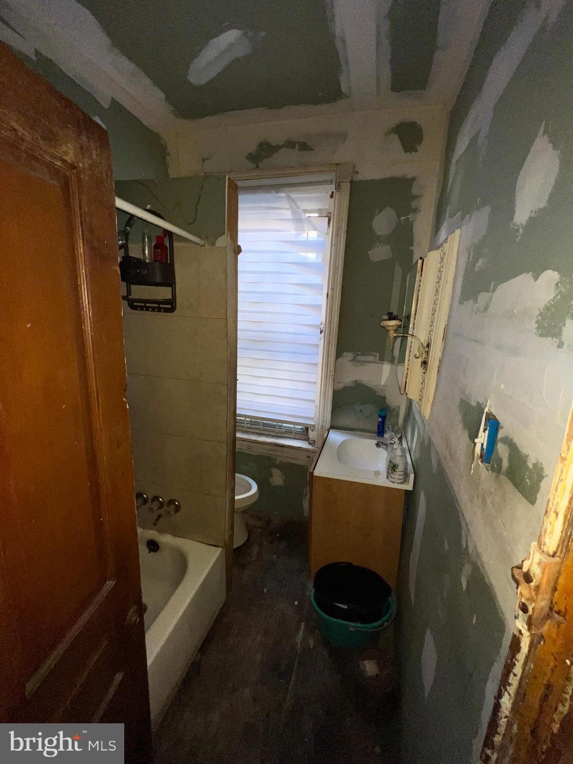 5502 Master Street Philadelphia, PA 19131 - Photo 39 of 49 a bathroom with a tub sink and toilet